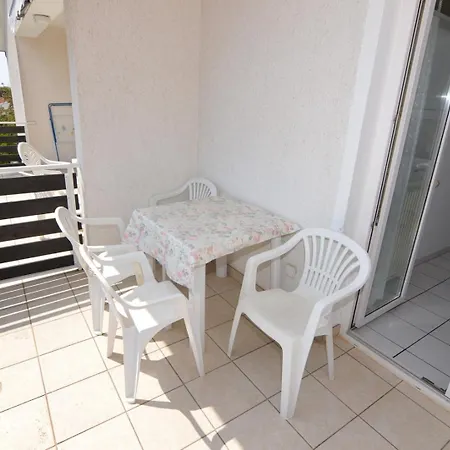 House Mai With Pool Pensjonat 3*