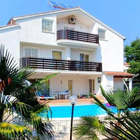 House Mai With Pool