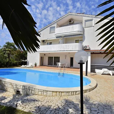 House Mai With Pool