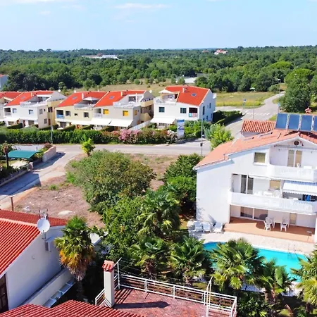 House Mai With Pool Affittacamere 3*