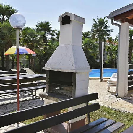 Affittacamere House Mai With Pool