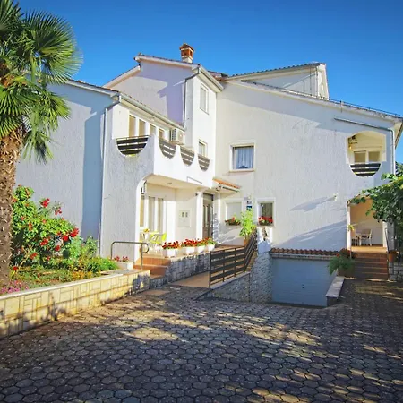 House Mai With Pool Affittacamere 3*